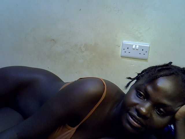 African-qeen1 — live female cam