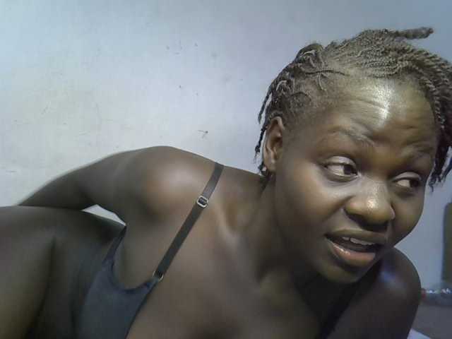 African-qeen1, en directo ahora en BongaCams