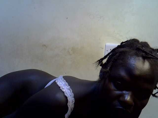 African-qeen1