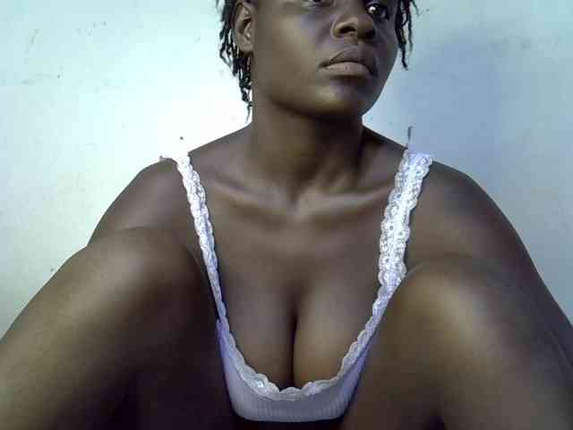 African-qeen1