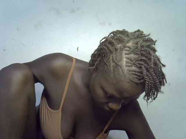 African-qeen1