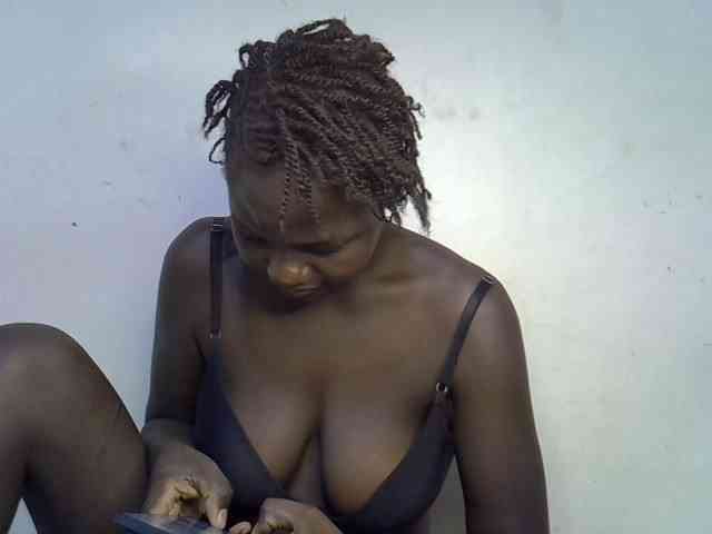 African-qeen1
