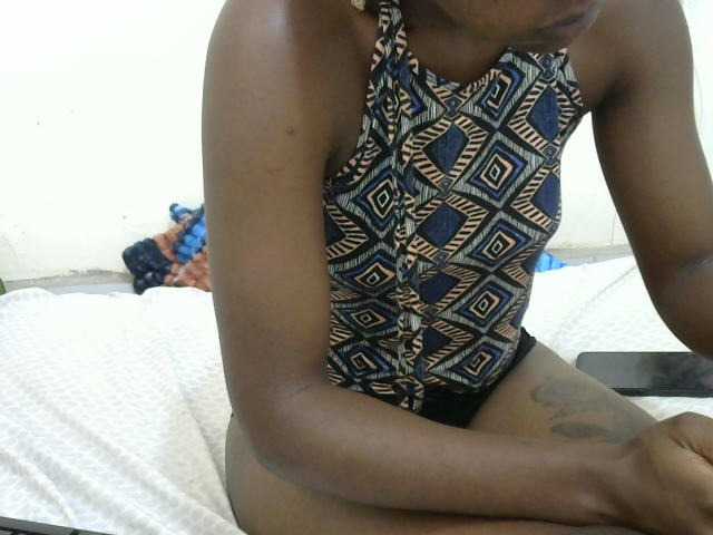 le modèle Prettygal5 est en webcam porno dans un show sur le site bongacams, il possède les tags suivants: Ebony,Blonde,Hairy