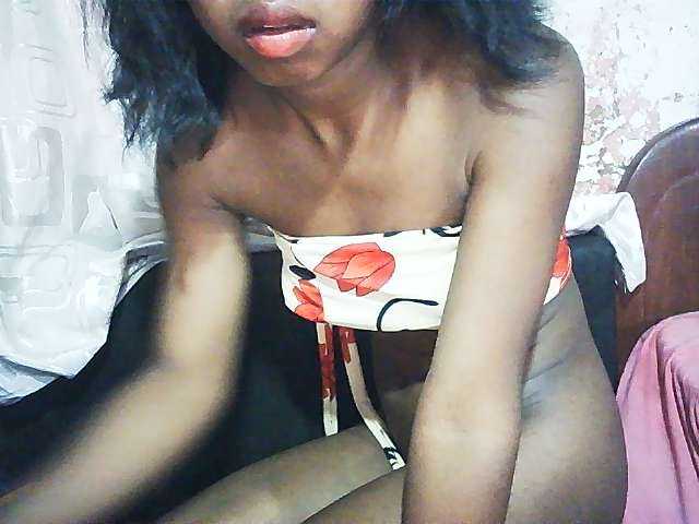 le modèle Mimi01 est en webcam porno dans un show sur le site bongacams, il possède les tags suivants: Ebony,Brunette,Shaved
