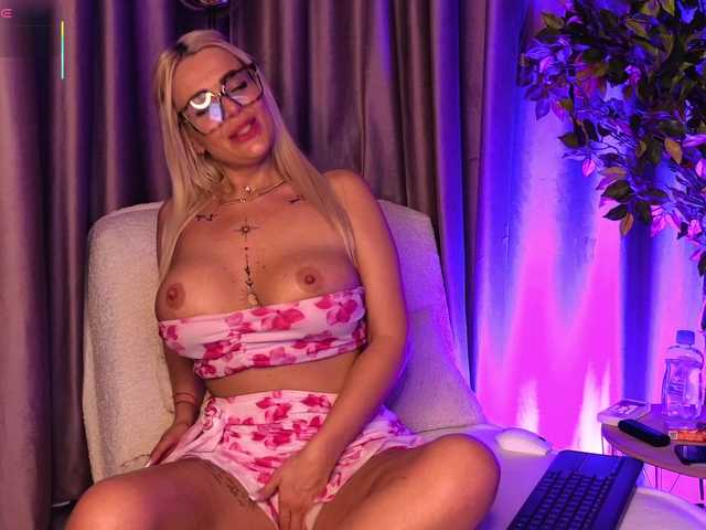 CandyBlondeX live cam on BongaCams