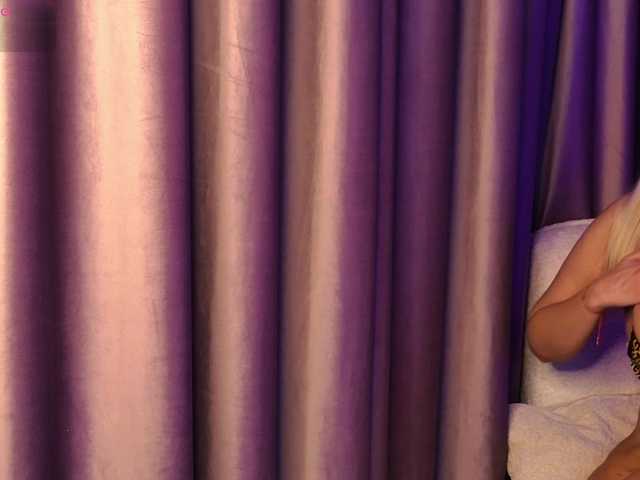 CandyBlondeX live cam preview