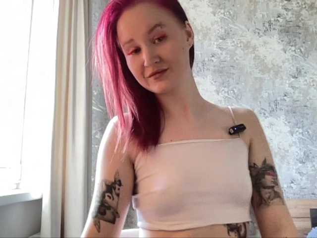 StrawberryCream — live female cam