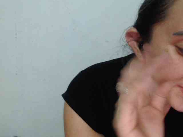 danielasquirt's live room