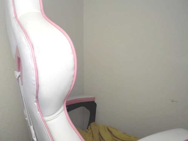 HeyMilani live cam preview