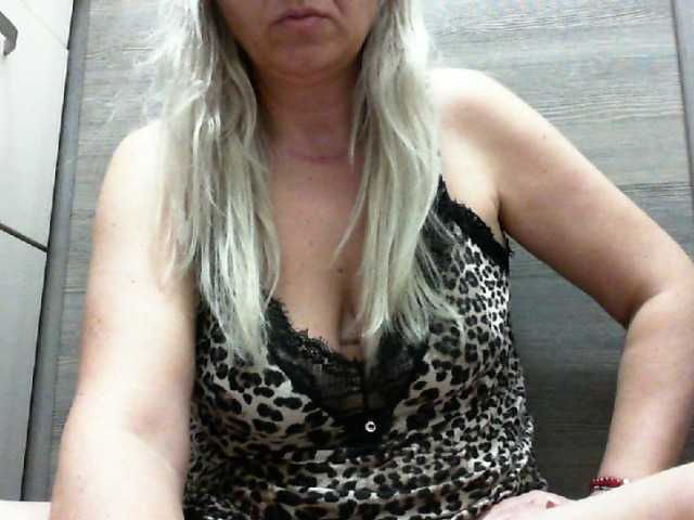 elyseblue live cam on BongaCams