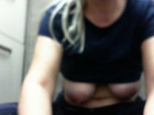 elyseblue live cam on BongaCams