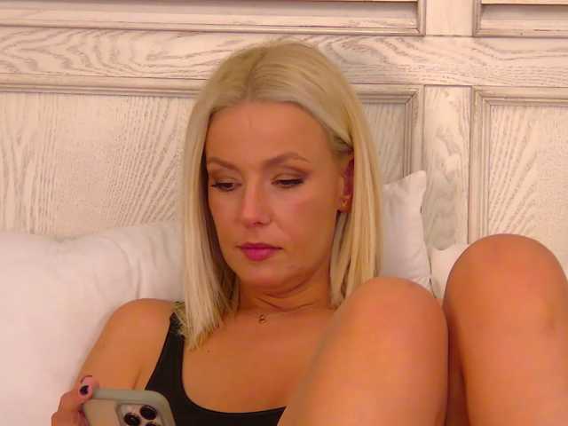 SweetAyra live cam on BongaCams