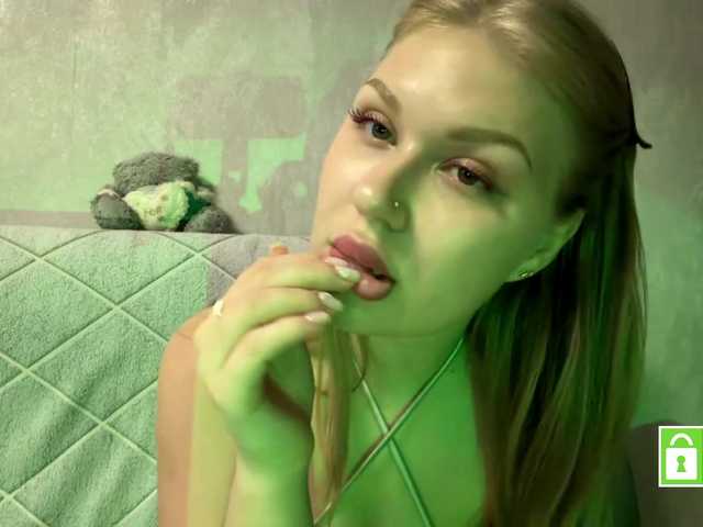 FeechkaKiss live cam on BongaCams