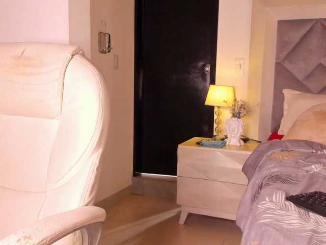 GabbyBonnye live cam preview