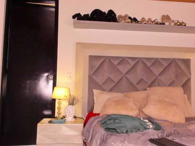 GabbyBonnye live cam preview