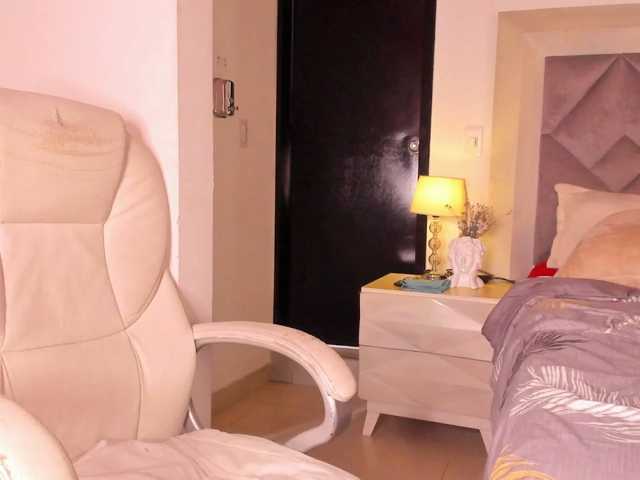 GabbyBonnye live cam preview