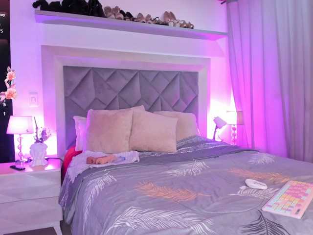 GabbyBonnye live cam preview