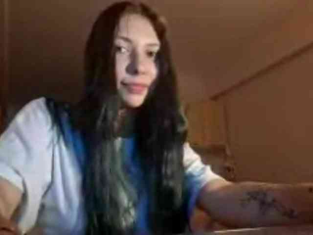 HollyTuts webcam