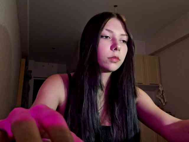 HollyTuts webcam