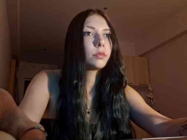 HollyTuts webcam