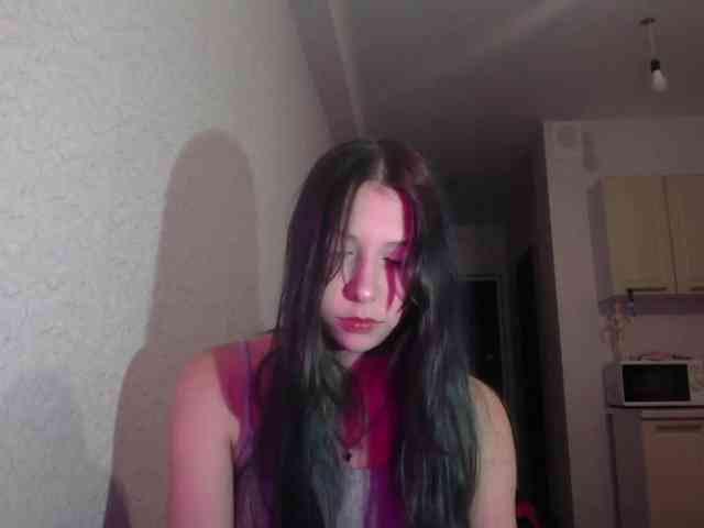 HollyTuts webcam