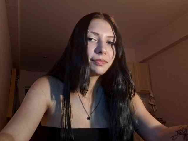 HollyTuts webcam