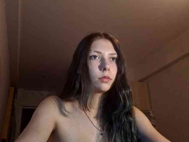 HollyTuts webcam