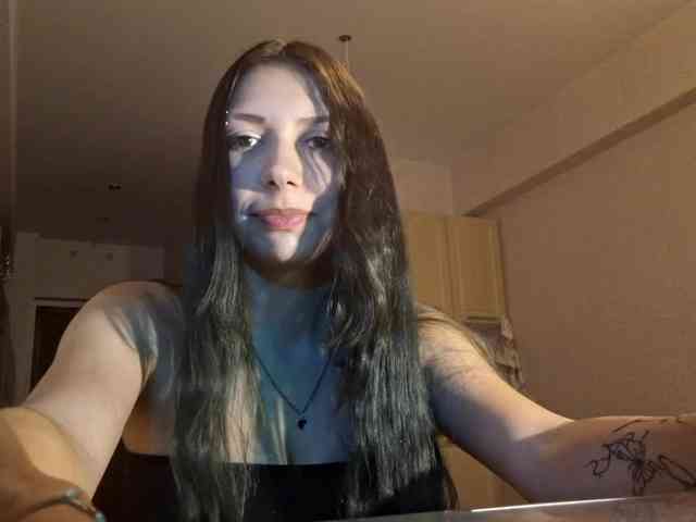 HollyTuts webcam