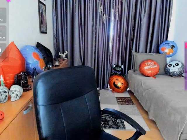 MiniLussiya live cam on BongaCams