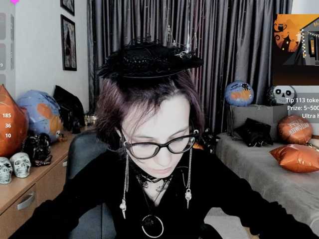 MiniLussiya live cam on BongaCams
