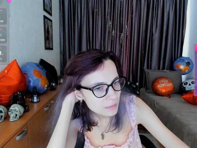 MiniLussiya live cam on BongaCams