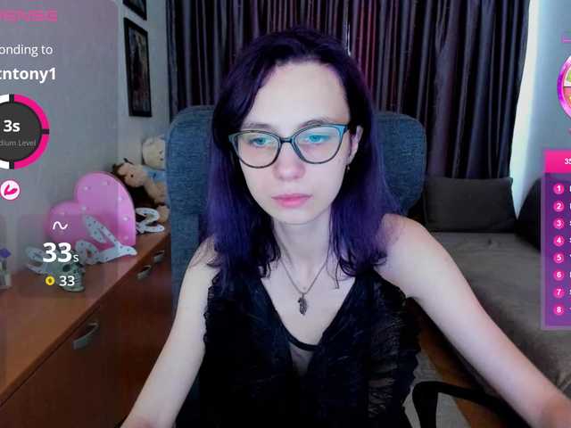 MiniLussiya — live female cam