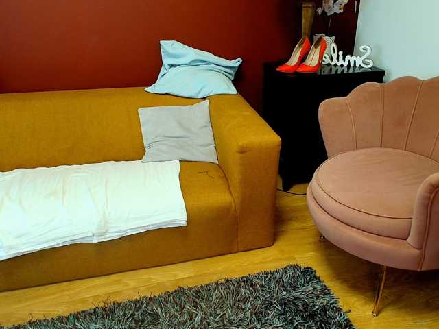 JuliaBlossom, en vivo ahora en BongaCams