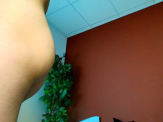JuliaBlossom, en directo ahora en BongaCams