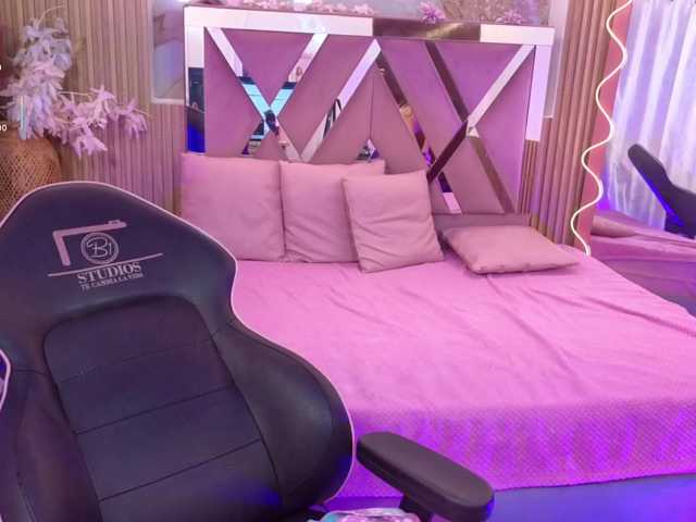 AUROORA-TAY live cam on BongaCams