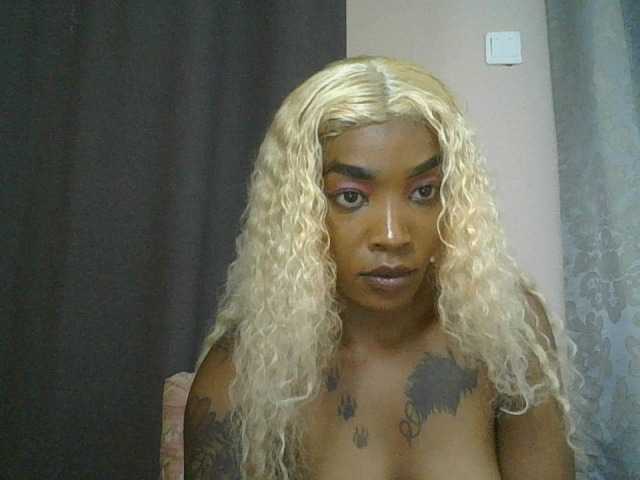Sweetlyra live cam on BongaCams