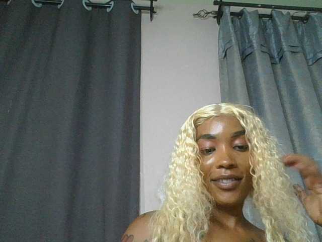 Sweetlyra live cam on BongaCams