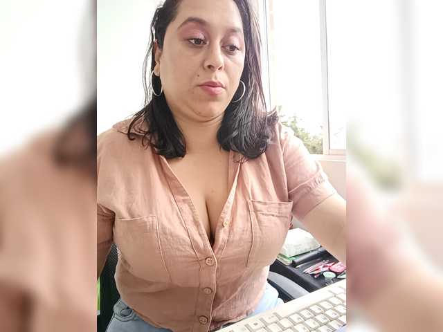 Queen-Yess live cam preview