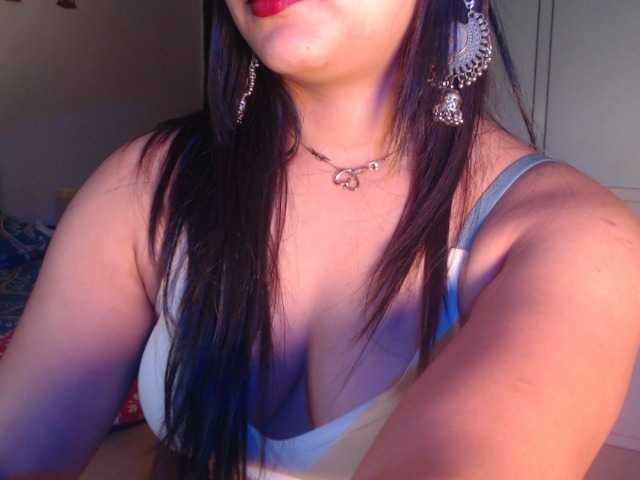 Itshotanu live cam on BongaCams