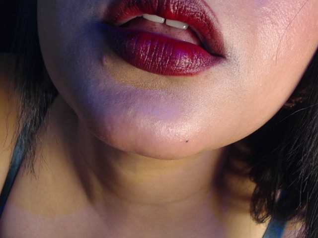 Itshotanu live cam on BongaCams