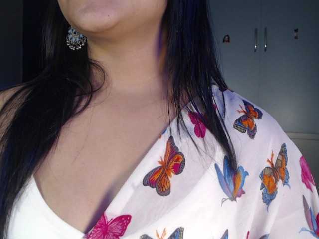 Itshotanu live cam on BongaCams