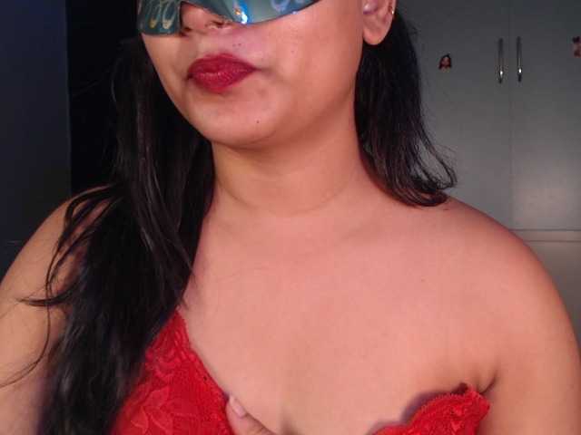 Itshotanu live cam on BongaCams
