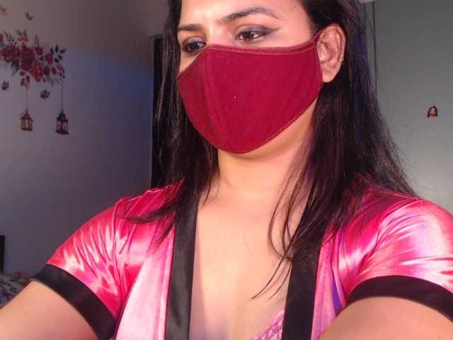 Itshotanu live cam on BongaCams