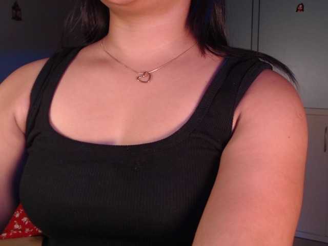 Itshotanu live cam on BongaCams