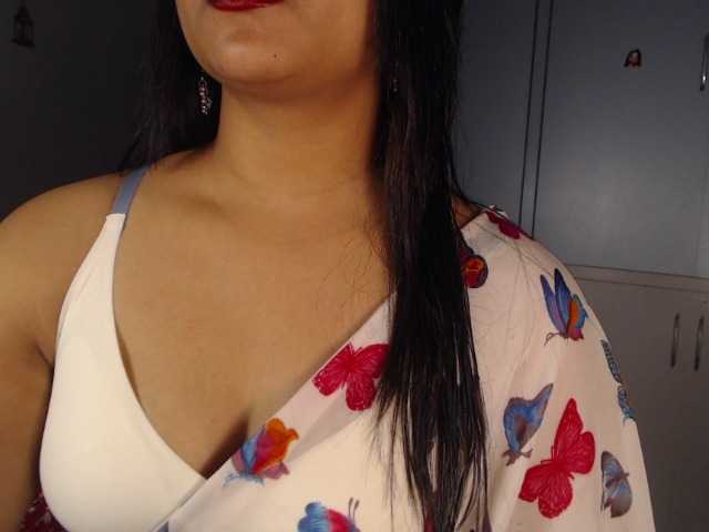 Itshotanu live cam on BongaCams