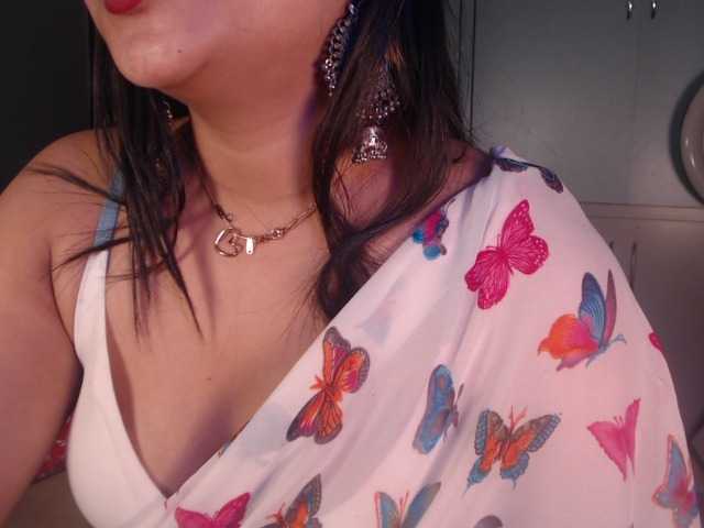 Itshotanu live cam on BongaCams