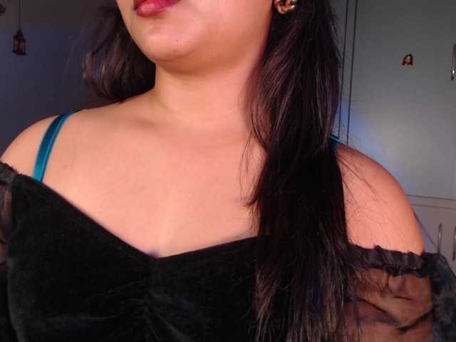 Itshotanu live cam on BongaCams