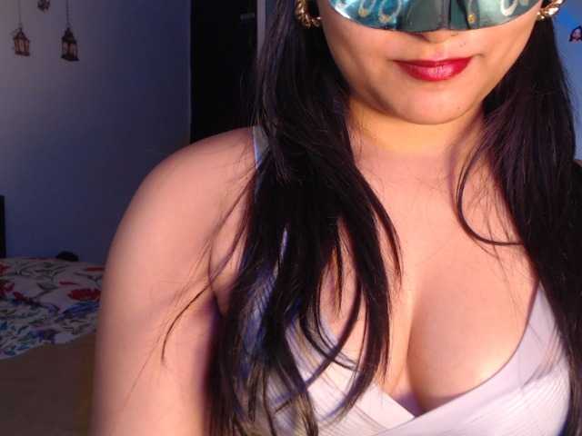Itshotanu live cam on BongaCams