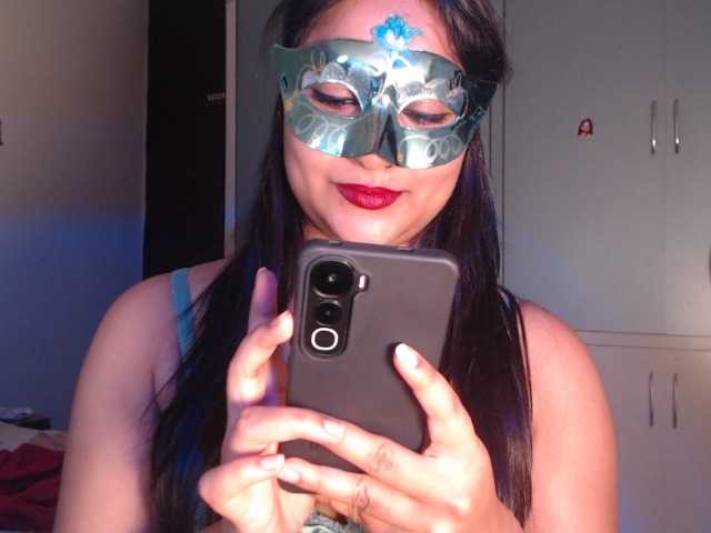 Itshotanu live cam on BongaCams