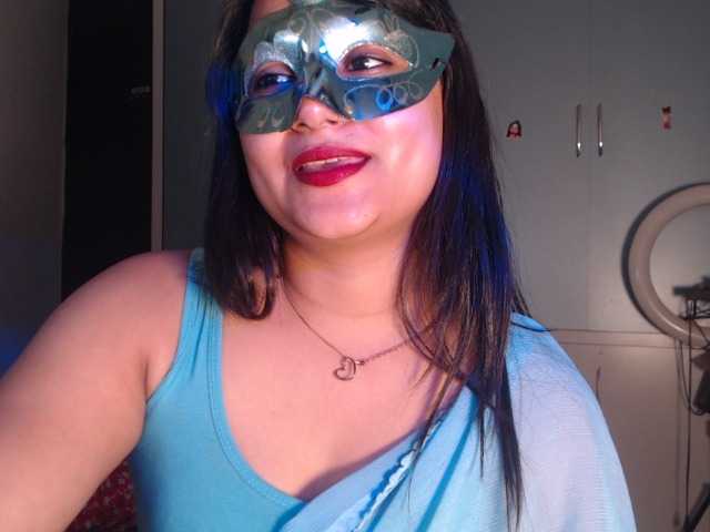 Itshotanu live cam on BongaCams